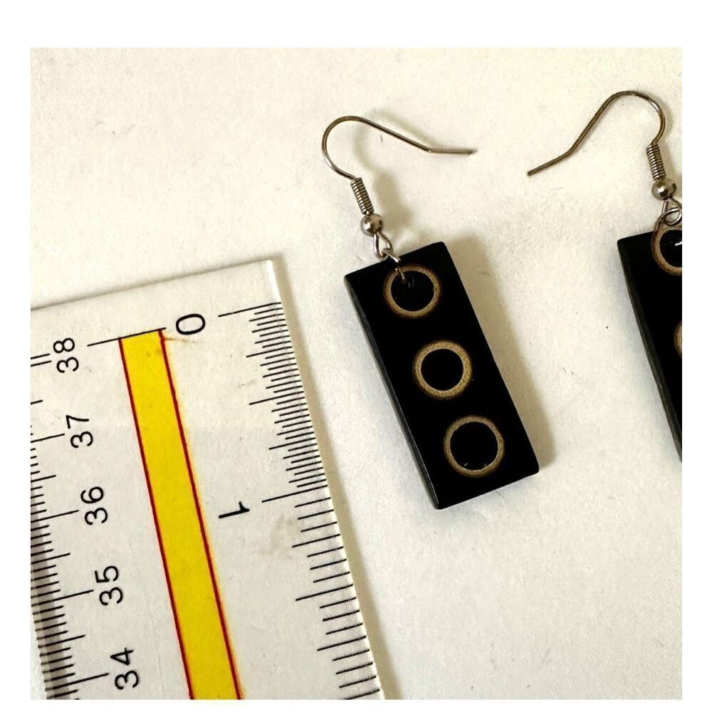 Black Shell Circle Pattern Earrings - image 4